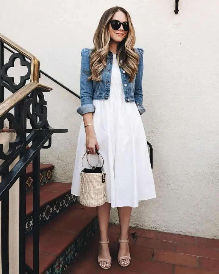 Woman wearing a relaxed weekend outfit with jeans, a casual sweater, sneakers, and simple accessories from a capsule wardrobe.